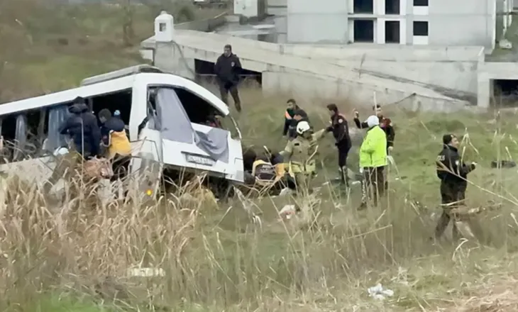 Aksident TRAGJIK në Turqi/ Autobusi bie në përrua, tre viktima dhe 10 të plagosur (PAMJET)