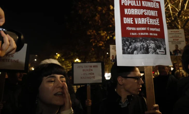 Aktivistë të lëvizjes “Bashkë” protestë para Kuvendit kundër Ramës dhe buxhetit 2026: “Taksoni dhjamin, jo djersën”