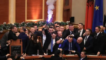 “Akuza për korrupsion për Ballukun”/ Mediat greke: Opozita shqiptare protestoi në Kuvend kundër zv kryeministres dhe…