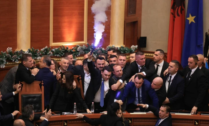 “Akuza për korrupsion për Ballukun”/ Mediat greke: Opozita shqiptare protestoi në Kuvend kundër zv kryeministres dhe…