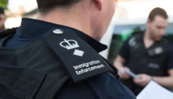 Akuza të rënda ndaj gjashtë oficerëve të imigracionit, përfshirë një shqiptar