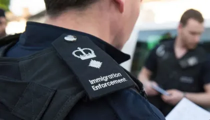 Akuza të rënda ndaj gjashtë oficerëve të imigracionit, përfshirë një shqiptar