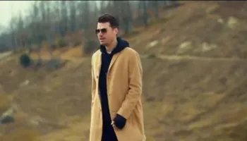 Alban Skënderaj: Më shtrëngo dhe një herë si dikur (teksti dhe kënga)