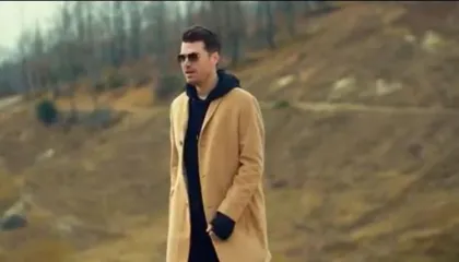 Alban Skënderaj: Më shtrëngo dhe një herë si dikur (teksti dhe kënga)