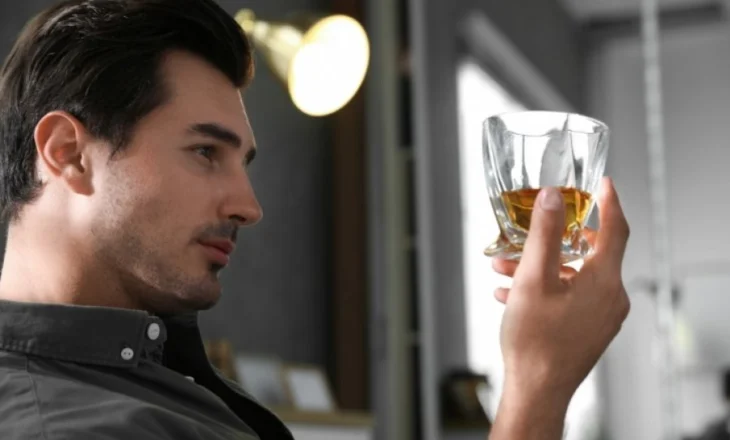 Alkoolistët e rikuperuar: Ekzistojnë tre lloje njerëzish që pinë alkool