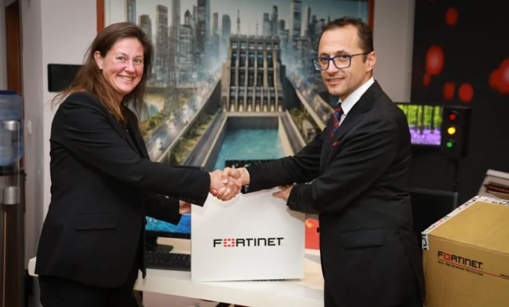 Ambasada e SHBA dhuron pajisje të avancuara për forcimin e sigurisë kibernetike në Shqipëri