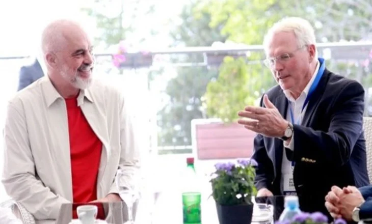 “Ambasadorët e SHBA në vendin tonë janë Perëndi”/ Rama lavdëron punën e Christopher Hill