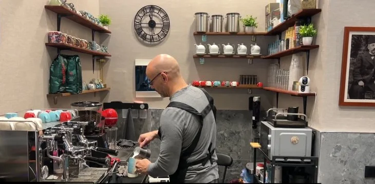 Amerikanët hapin barin “1912” në Vlorë, të mahnitur nga historia dhe mikpritja shqiptare