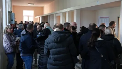 Anëtarët e Listës Serbe votojnë në mënyrë kolektive në Mitrovicën e Veriut