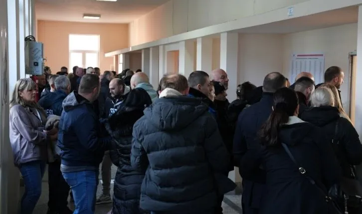 Anëtarët e Listës Serbe votojnë në mënyrë kolektive në Mitrovicën e Veriut