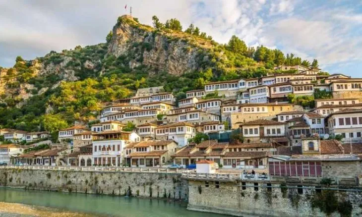 Anketa: 70% e familjeve të Beratit të prekura nga emigracioni, në Tiranë 35%