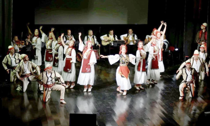 Ansambli Popullor rikthen në skenë vallet karakteristike, polifoninë dhe gjithë pasurinë shpirtërore, që ka…