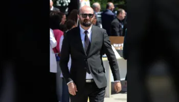 Arlind Farizi: Këngë që dëgjohen në sediljen e pasme të makinës