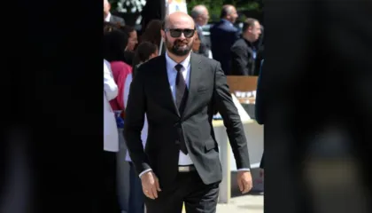 Arlind Farizi: Këngë që dëgjohen në sediljen e pasme të makinës