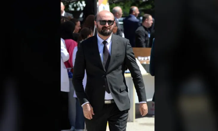 Arlind Farizi: Këngë që dëgjohen në sediljen e pasme të makinës