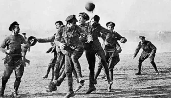 Armëpushimi i Krishtlindjes 1914; futboll, këngë dhe paqe në mes të “ferrit”