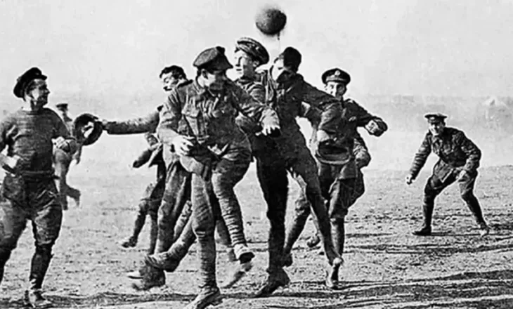 Armëpushimi i Krishtlindjes 1914; futboll, këngë dhe paqe në mes të “ferrit”