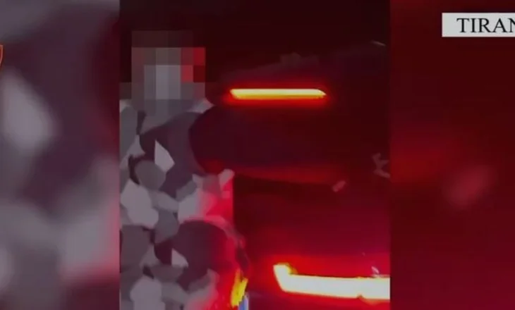 “Armët në tokë! Policia!”, arrestohen dy persona në Tiranë, iu gjendet arsenal armësh dhe drogë në makinë