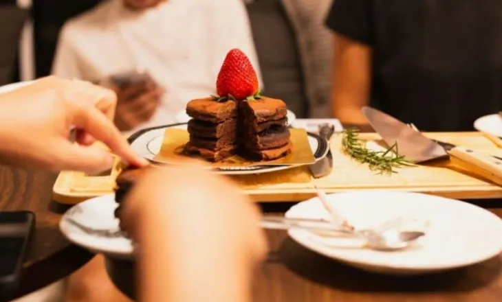 Arsyeja pse truri kërkon ëmbëlsirë edhe kur jemi të ngopur