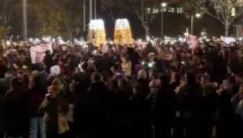 Arsyeja rrëzimi i qeverisë/ Studentët “peticion”, mbledhin firma për zgjedhje të parakohshme