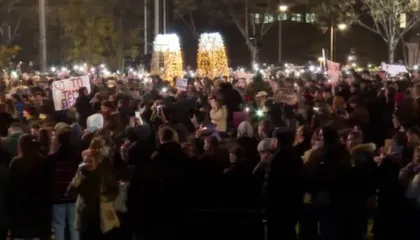 Arsyeja rrëzimi i qeverisë/ Studentët “peticion”, mbledhin firma për zgjedhje të parakohshme