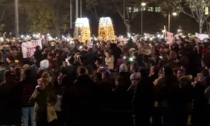 Arsyeja rrëzimi i qeverisë/ Studentët “peticion”, mbledhin firma për zgjedhje të parakohshme