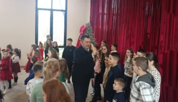 Atmosferë festive në Bashkinë Elbasan, dhurata dhe gëzim për fëmijët e punonjësve të administratës