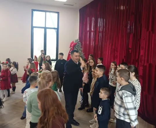 Atmosferë festive në Bashkinë Elbasan, dhurata dhe gëzim për fëmijët e punonjësve të administratës
