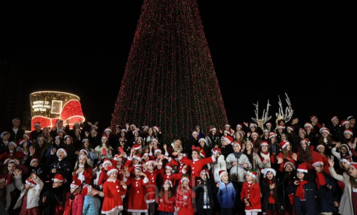 Atmosferë festive në kryeqytet, ndizen dritat e pemës në sheshin “Skënderbej”