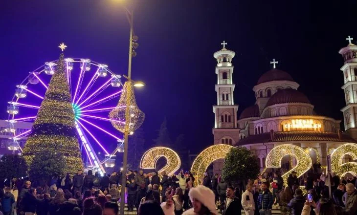 Atmosferë magjike, Korça ndriçohet për festat e fundvitit, qindra qytetarë dhe vizitorë mblidhen në qendër të qytetit