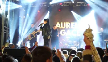 Aurela Gaçe ‘ndez’ Gjirokastrën/ Mbrëmje festive, qindra qytetarë vendës dhe të huaj u mblodhën në shesh