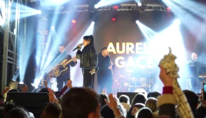 Aurela Gaçe ‘ndez’ Gjirokastrën/ Mbrëmje festive, qindra qytetarë vendës dhe të huaj u mblodhën në shesh