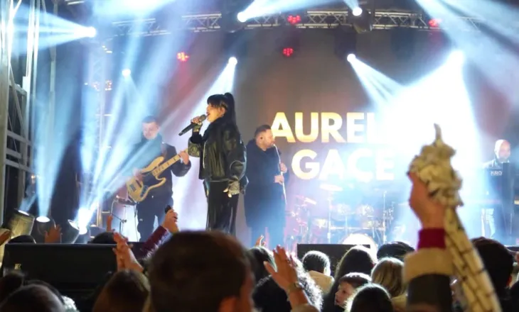 Aurela Gaçe ‘ndez’ Gjirokastrën/ Mbrëmje festive, qindra qytetarë vendës dhe të huaj u mblodhën në shesh