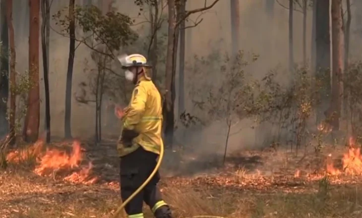 Australia në flakë, regjistrohet viktima e parë dhe mbi 90 vatra zjarri