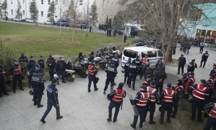 Autobotë dhe më shumë se 1300 policisë/ ‘Blindohet’ Kryeministria, PD gati podiumin…