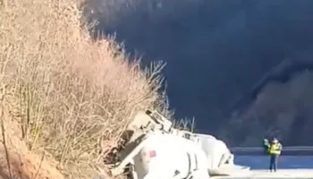 Autoboti me gaz aksidentohet në Strugë-Qafë Thanë, bllokohet qarkullimi i mjeteve mes dy vendeve. Policia jep detaje