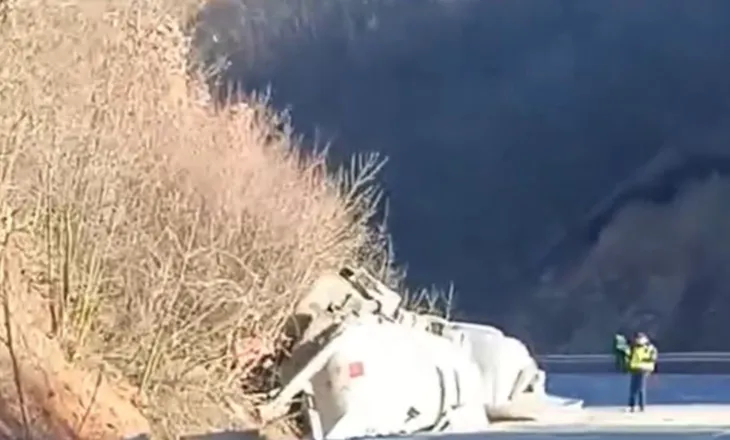Autoboti me gaz aksidentohet në Strugë-Qafë Thanë, bllokohet qarkullimi i mjeteve mes dy vendeve. Policia jep detaje