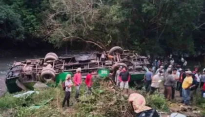 Autobusi bie 180 metra në humnerë në Meksikë, të paktën 8 pasagjerë të vdekur dhe 19 të plagosur!