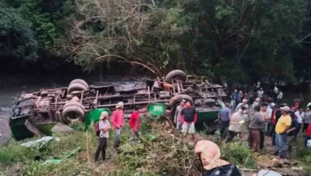 Autobusi bie 180 metra në humnerë në Meksikë, të paktën 8 pasagjerë të vdekur dhe 19 të plagosur!