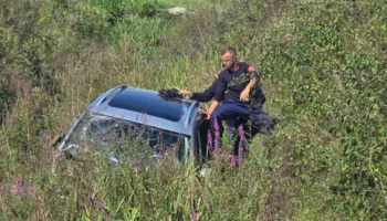 Automjeti del nga rruga dhe përfundon në tokë bujqësore, dy të rinjtë transportohen në spital