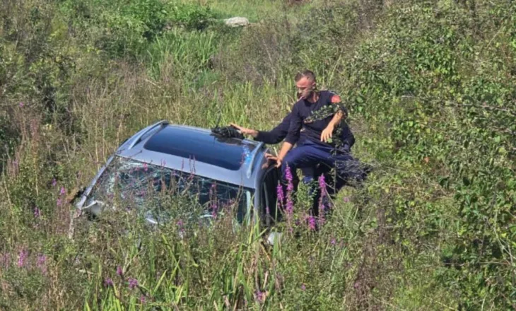 Automjeti del nga rruga dhe përfundon në tokë bujqësore, dy të rinjtë transportohen në spital
