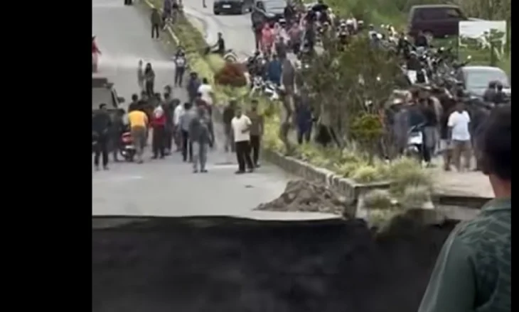 Autostrada në Indonezi shembet papritur, krijohet kaos mes qytetareve