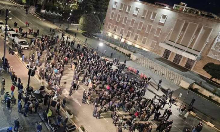 Balla ironizon protestën/ Më pak “krushq” dhe të dehur, shpallën armiq aleatët amerikanë