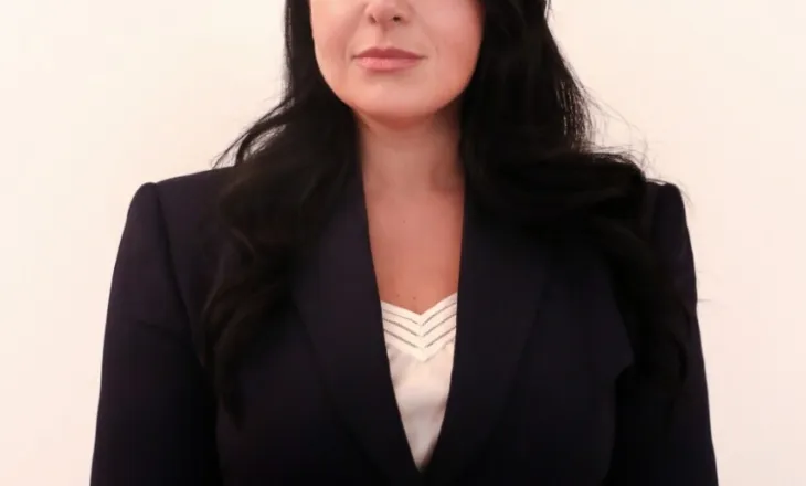 “Balluku ndante tenderë me telefon”/ Hoxha nuk kursehet: Belinda dhe AKSHI janë vetëm maja e ajsbergut, së shpejti…