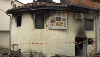 Banesa përfshihet nga zjarri në Prizren, humb jetën foshnja, dëshmitarët: Shpëtuam 3 fëmijë