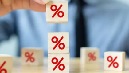 Bankat rrisin rrogat e tyre, por ngrejnë edhe normat e interesit të kredive ndaj qytetarëve