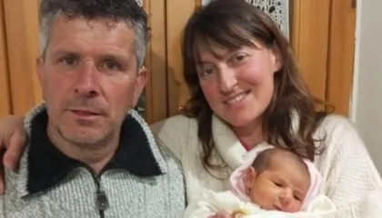 Banorët italianë të një fshati të lashtë festojnë lindjen e fëmijës së parë pas 30 vjetësh