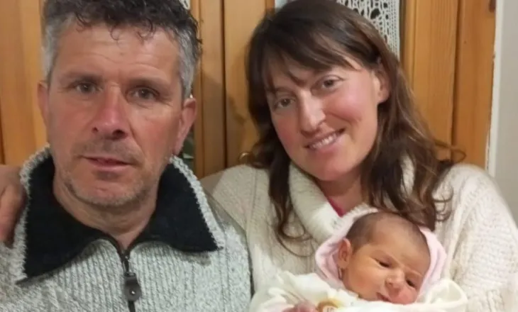 Banorët italianë të një fshati të lashtë festojnë lindjen e fëmijës së parë pas 30 vjetësh