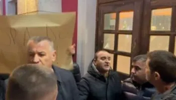 Banorët me bidonë në teatrin “Petro Marko”, ndërpresin shfaqjen dhe protestojnë: Duam ujë! Poshtë qeveria!