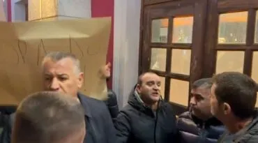 Banorët me bidonë në teatrin “Petro Marko”, ndërpresin shfaqjen dhe protestojnë: Duam ujë! Poshtë qeveria!